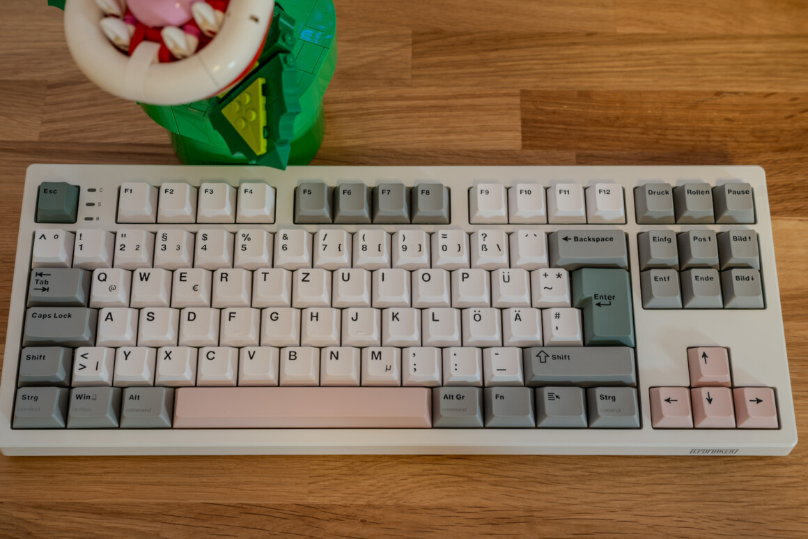 Epomaker TH87 Test: 100 Euro, deutsches Layout, und mir fehlt nichts Epomaker TH87 ISO-DE frontal, Leertaste und Pfeiltasten in Rosa