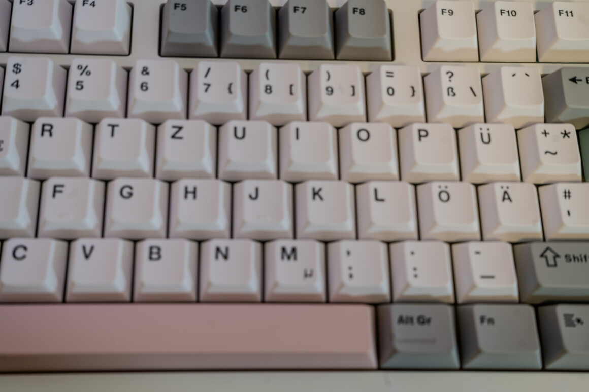 Epomaker TH87 Test: 100 Euro, deutsches Layout, und mir fehlt nichts Tastenlegenden der Epomaker TH87 mit Umlauten und AltGr-Drittbelegung