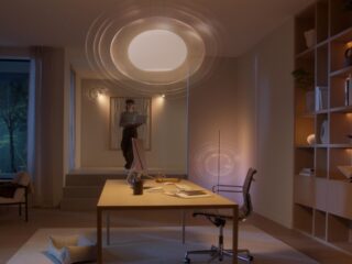 Hue Custom AI Behaviors: Home-Office am Abend mit Hue-Leuchten und Lichtkreisen