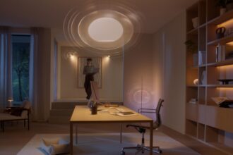 Hue Custom AI Behaviors: Home-Office am Abend mit Hue-Leuchten und Lichtkreisen
