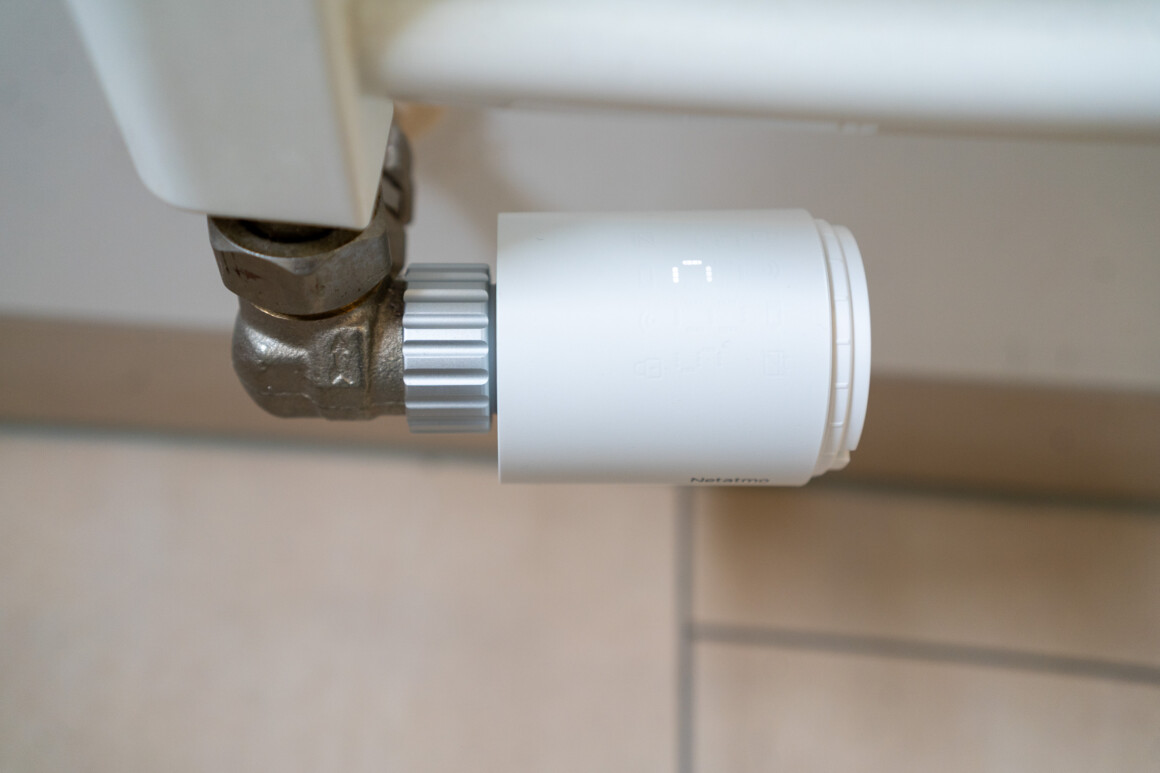 Netatmo Heizkörperthermostat Test: Endlich Matter, aber nur mit Hub Netatmo Heizkörperthermostat Test: Display des ORIGINAL-Kopfs mit Funksymbol