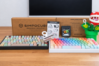 SIMPOCUBIC MOA Keycaps und Morandi V2 im Test: beide Sets auf Zoom75 und Evo75, davor QuadPull, Sticker und Minecraft-Artisans, dahinter die Kartons