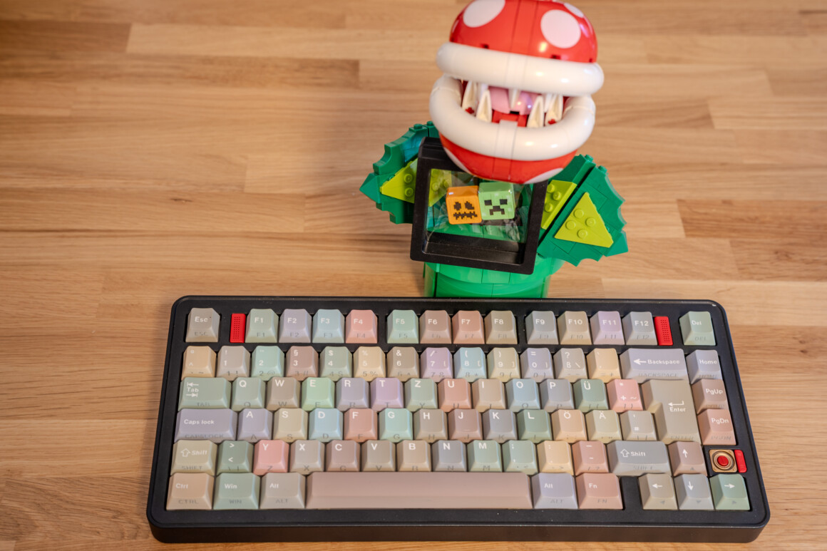 SIMPOCUBIC Morandi V2 komplett auf der Evoworks Evo75, dahinter die Lego-Piranha-Pflanze mit den zwei Minecraft-Artisan-Keycaps