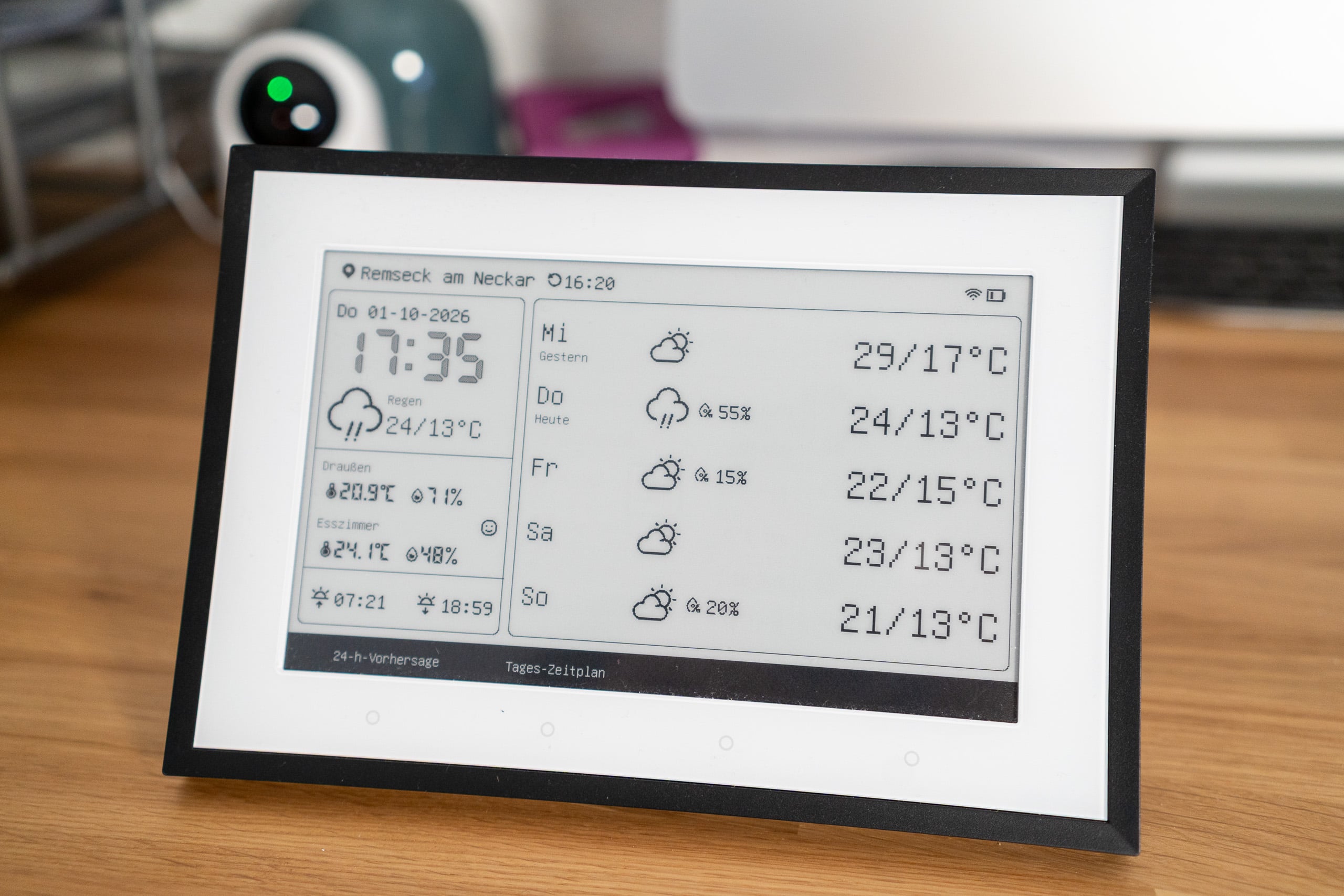 SwitchBot Wetterstation Test: Schönes E-Ink, winzige Schrift, zickige App Nahaufnahme der SwitchBot Wetterstation mit den Sensorfeldern Draußen und Esszimmer