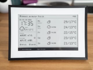 SwitchBot Wetterstation im Layout Minimal mit Uhrzeit, Wettervorhersage und den Feldern Draußen und Esszimmer