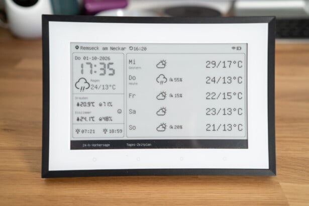 SwitchBot Wetterstation im Layout Minimal mit Uhrzeit, Wettervorhersage und den Feldern Draußen und Esszimmer