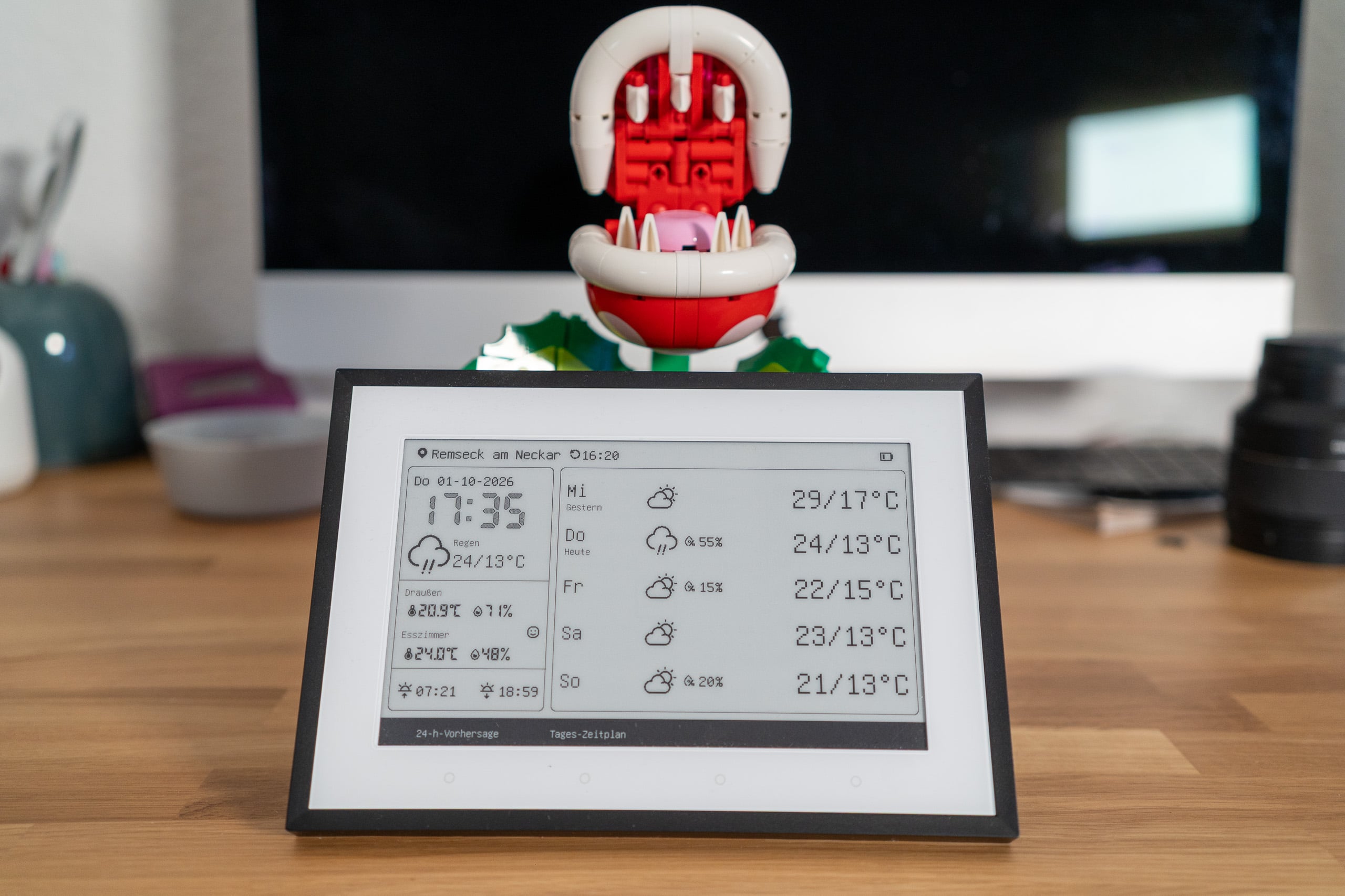 SwitchBot Wetterstation Test: Schönes E-Ink, winzige Schrift, zickige App SwitchBot Wetterstation im Layout Minimal mit Uhrzeit, Wettervorhersage und den Feldern Draußen und Esszimmer