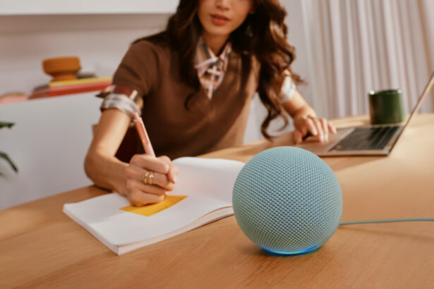 Echo Dot 2026 auf dem Schreibtisch, der erste Echo Dot mit Smart-Home-Hub für Zigbee, Matter und Thread (Bild: Amazon)