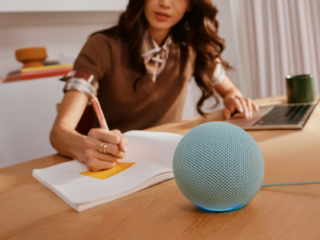 Echo Dot 2026 auf dem Schreibtisch, der erste Echo Dot mit Smart-Home-Hub für Zigbee, Matter und Thread (Bild: Amazon)