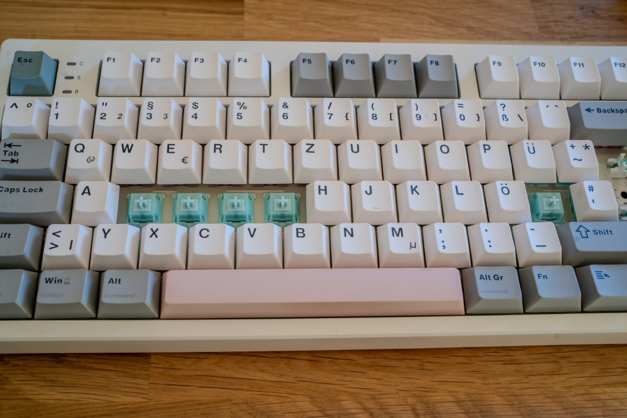 Epomaker TH87 Test: 100 Euro, deutsches Layout, und mir fehlt nichts Epomaker TH87 mit gezogenen Tastenkappen, darunter die jadegrünen Creamy-Jade-Switches