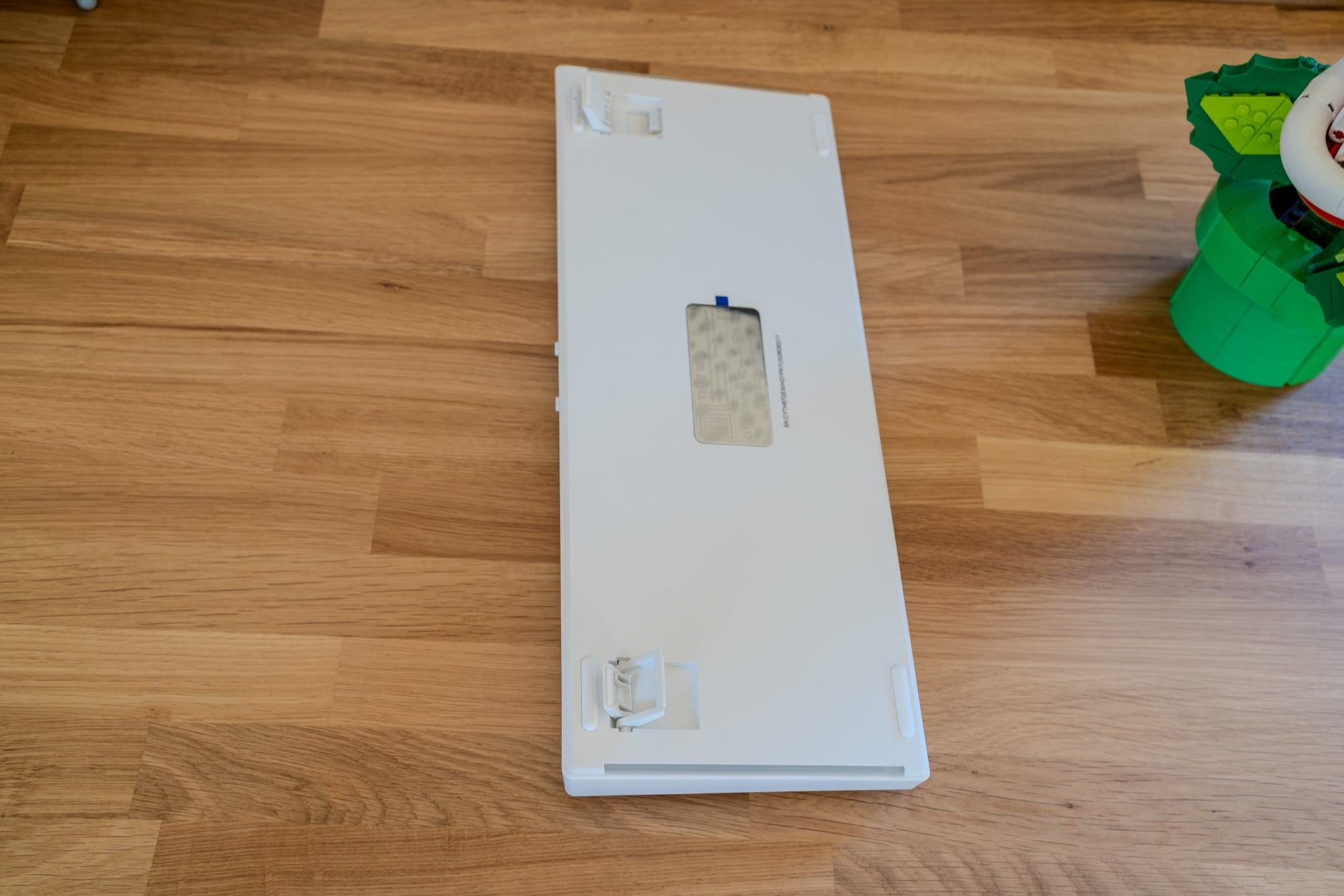 Epomaker TH87 Test: 100 Euro, deutsches Layout, und mir fehlt nichts Unterseite der Epomaker TH87 mit dem 2,4-GHz-Empfänger im Fach