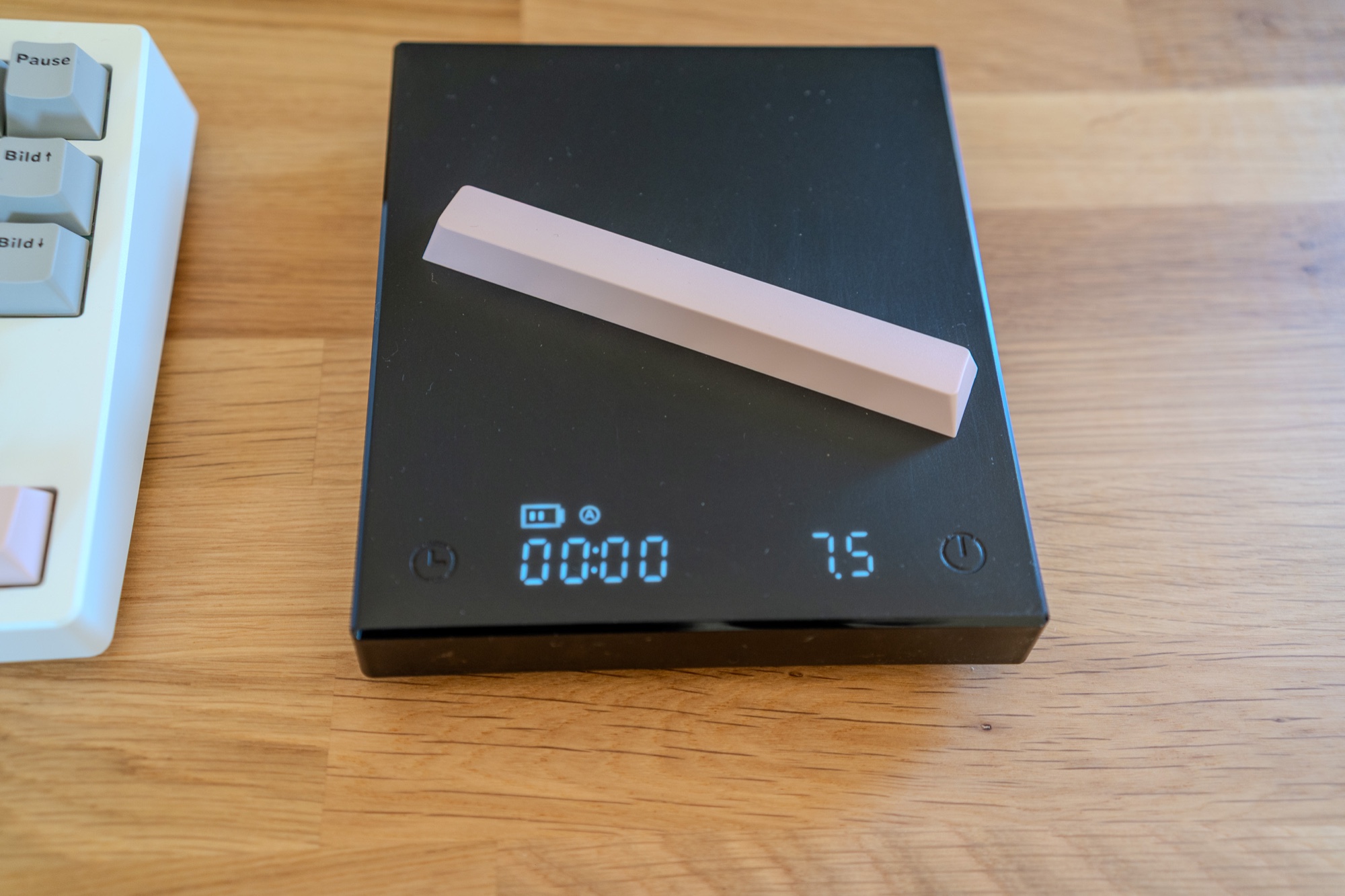 Epomaker TH87 Test: 100 Euro, deutsches Layout, und mir fehlt nichts Leertastenkappe der Epomaker TH87 auf der Waage: 7,5 Gramm