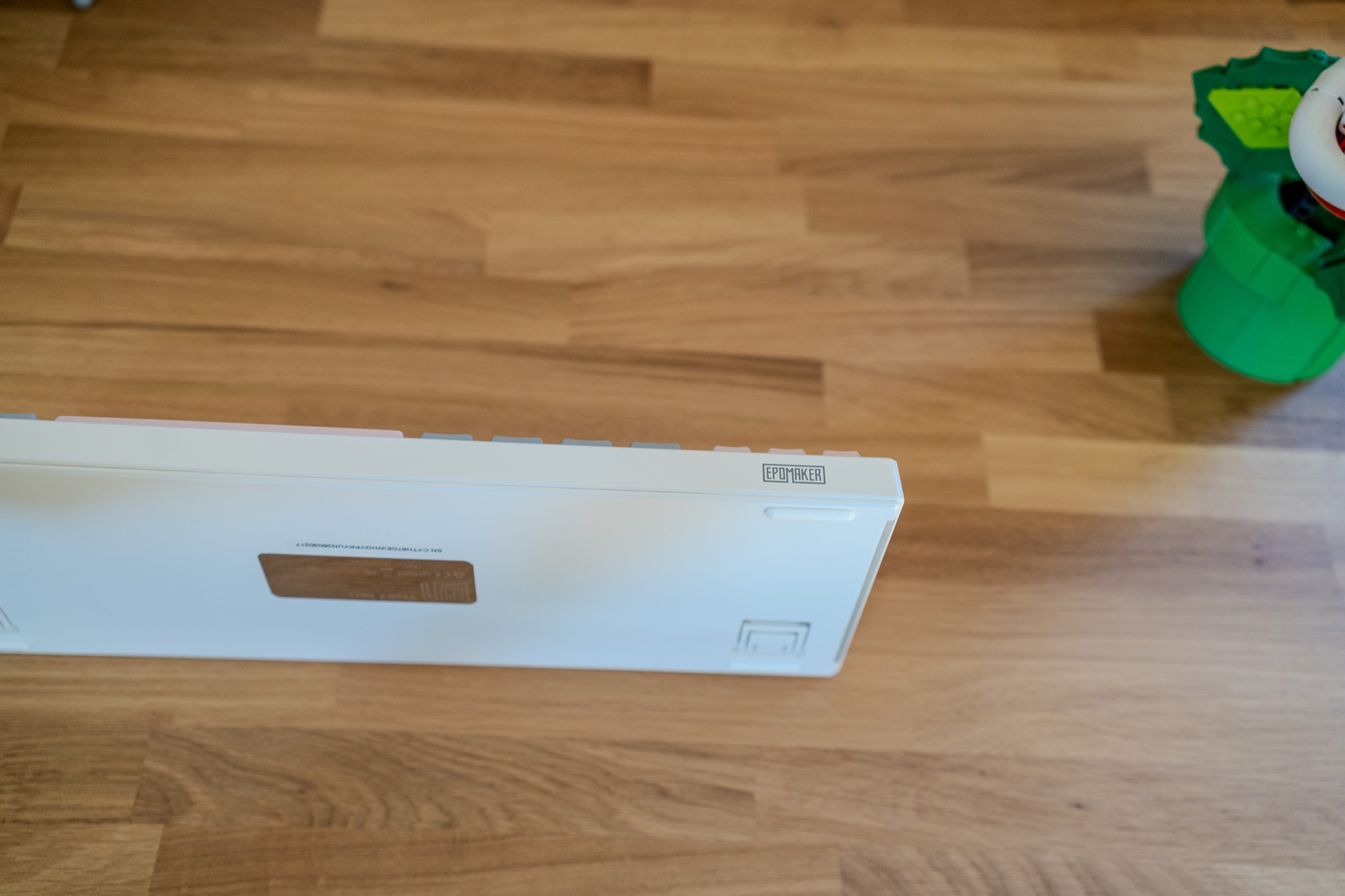 Epomaker TH87 Test: 100 Euro, deutsches Layout, und mir fehlt nichts Rückseite der Epomaker TH87 mit Schiebeschalter und Aussparung