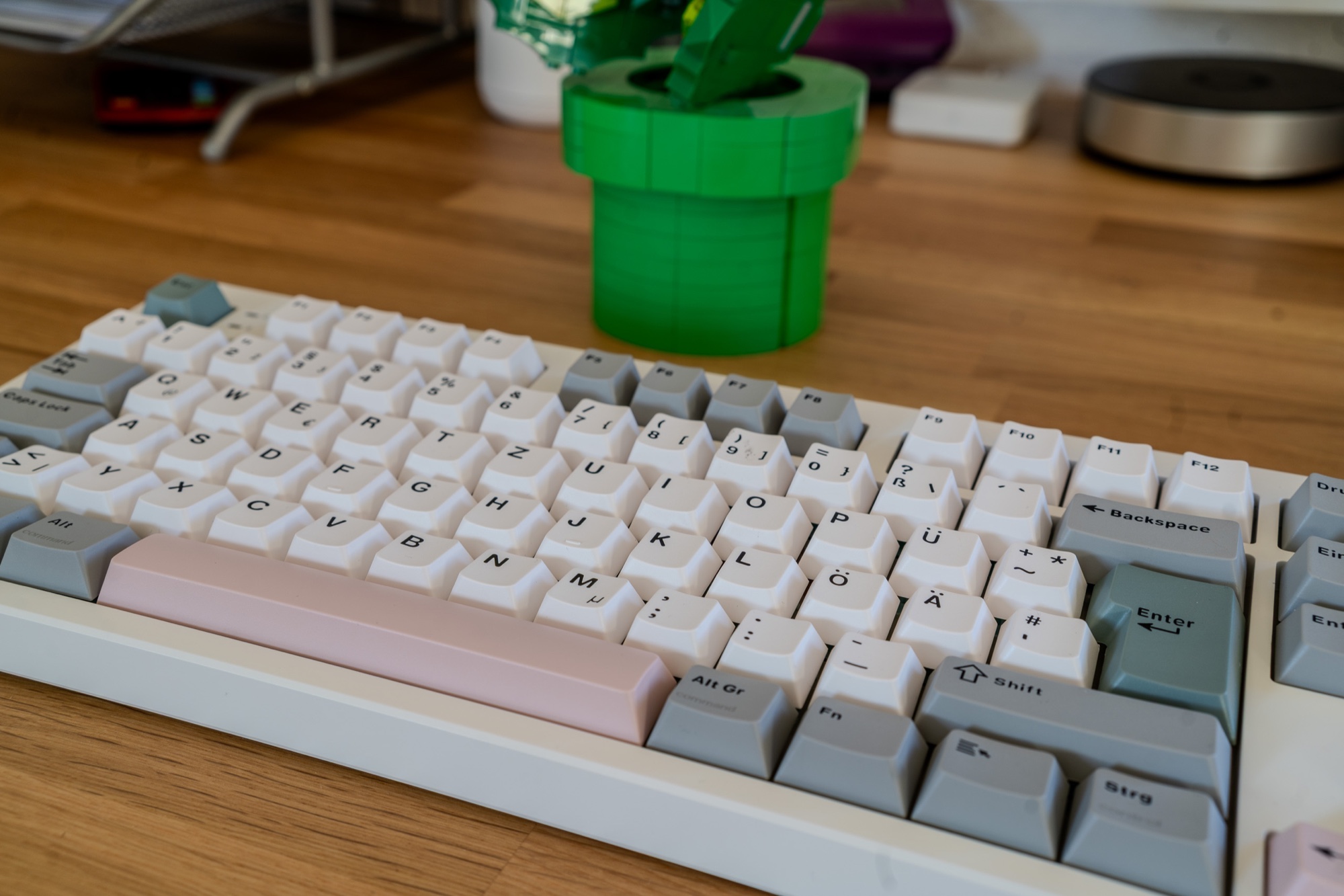 Epomaker TH87 Test: 100 Euro, deutsches Layout, und mir fehlt nichts Seitenprofil der Epomaker TH87 mit Kappen im Cherry-Profil