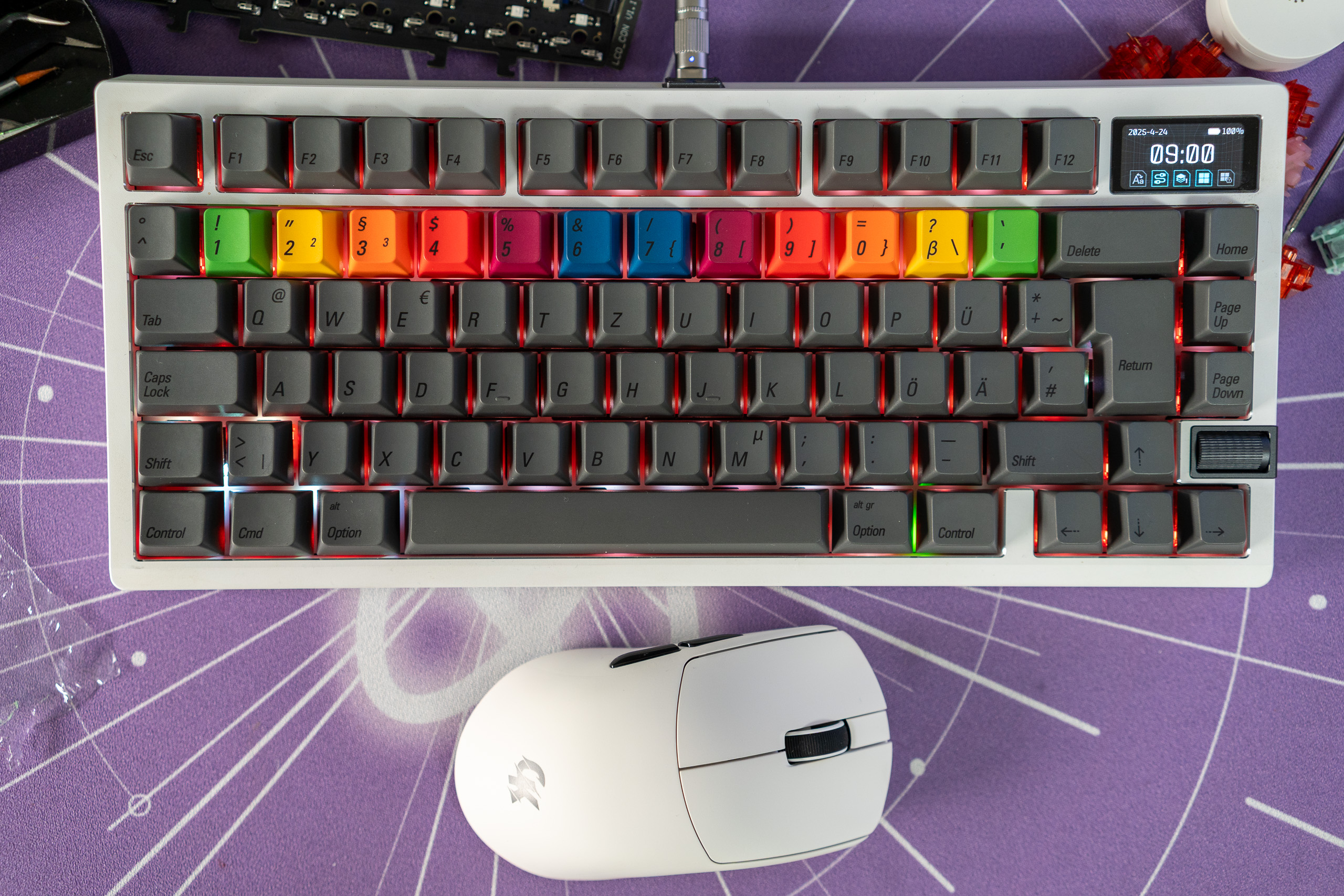 Akku tauschen statt Kabel suchen: Gamakay GX1 Pro Test Gamakay GX1 Pro in Weiß von oben, darüber eine Tastatur mit deutschem Layout