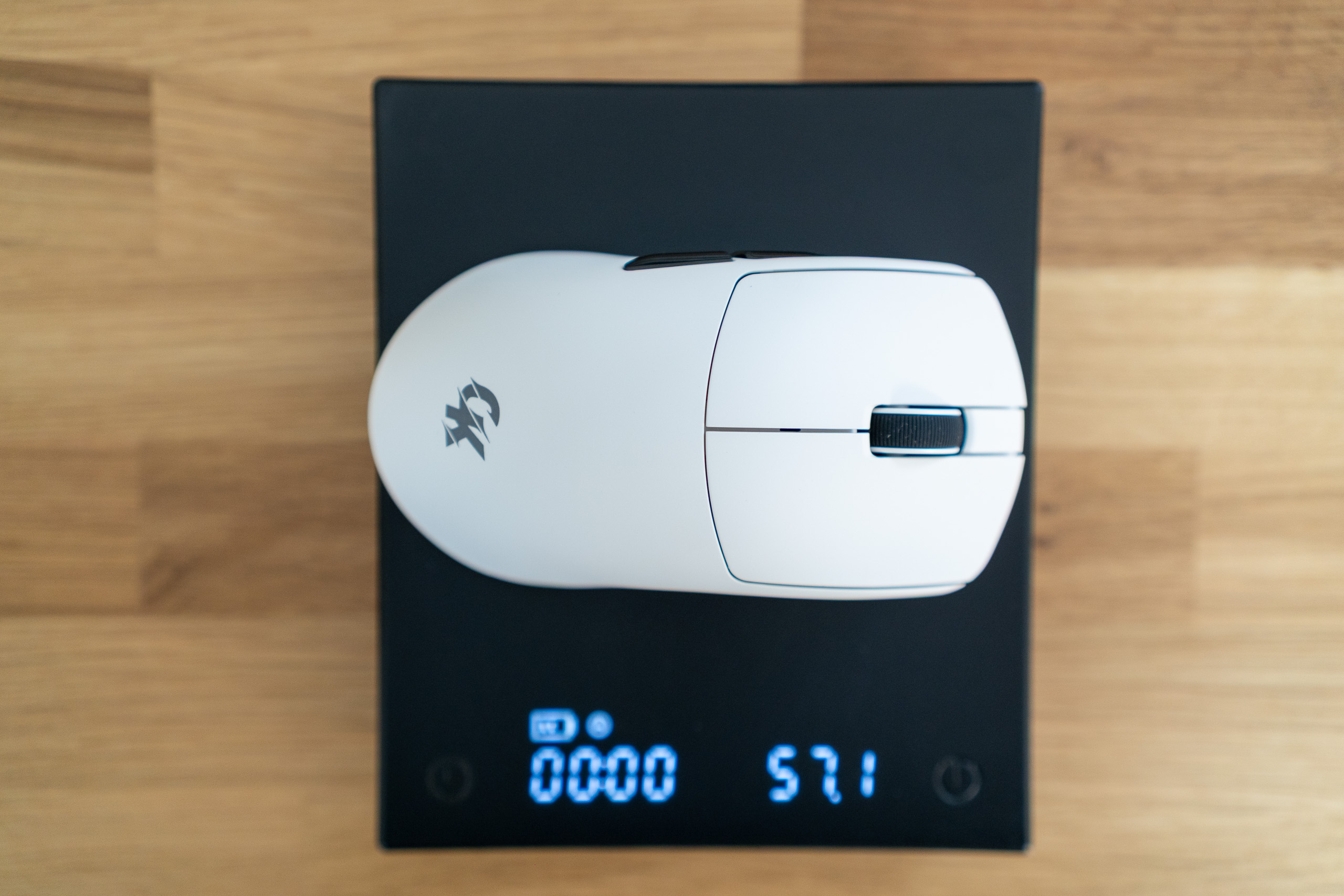 Akku tauschen statt Kabel suchen: Gamakay GX1 Pro Test Gamakay GX1 Pro auf einer Küchenwaage, die Anzeige zeigt 57,1 Gramm