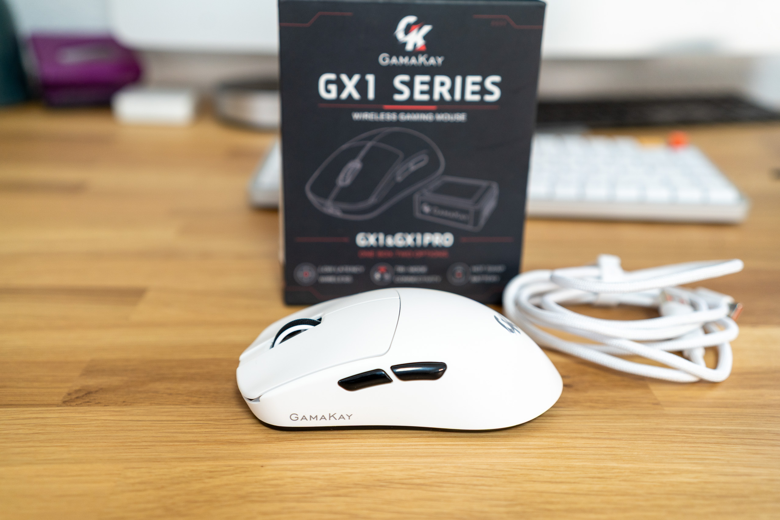 Akku tauschen statt Kabel suchen: Gamakay GX1 Pro Test Gamakay GX1 Pro in Weiß vor dem Karton, daneben das beigelegte Kabel