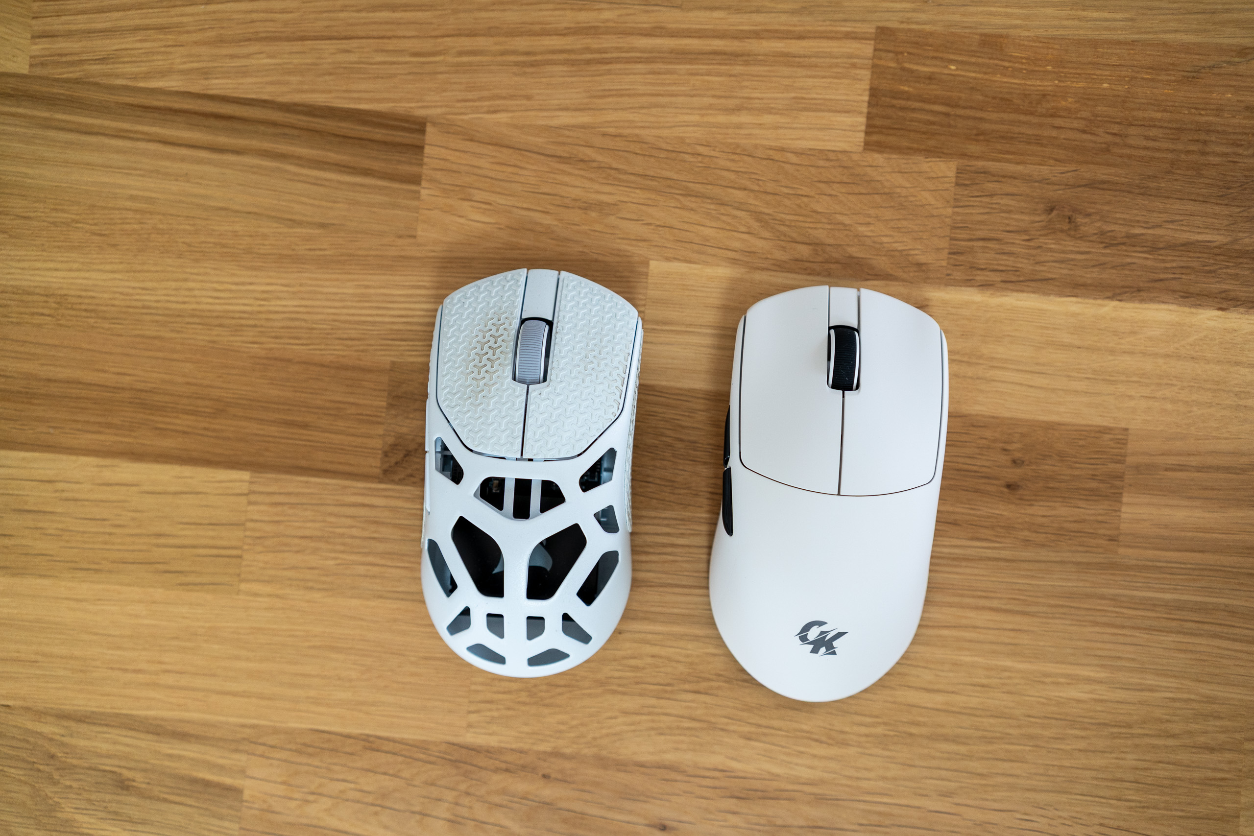 Akku tauschen statt Kabel suchen: Gamakay GX1 Pro Test Gamakay GX1 Pro neben der Corsair Sabre V2 Pro MG, von oben fotografiert