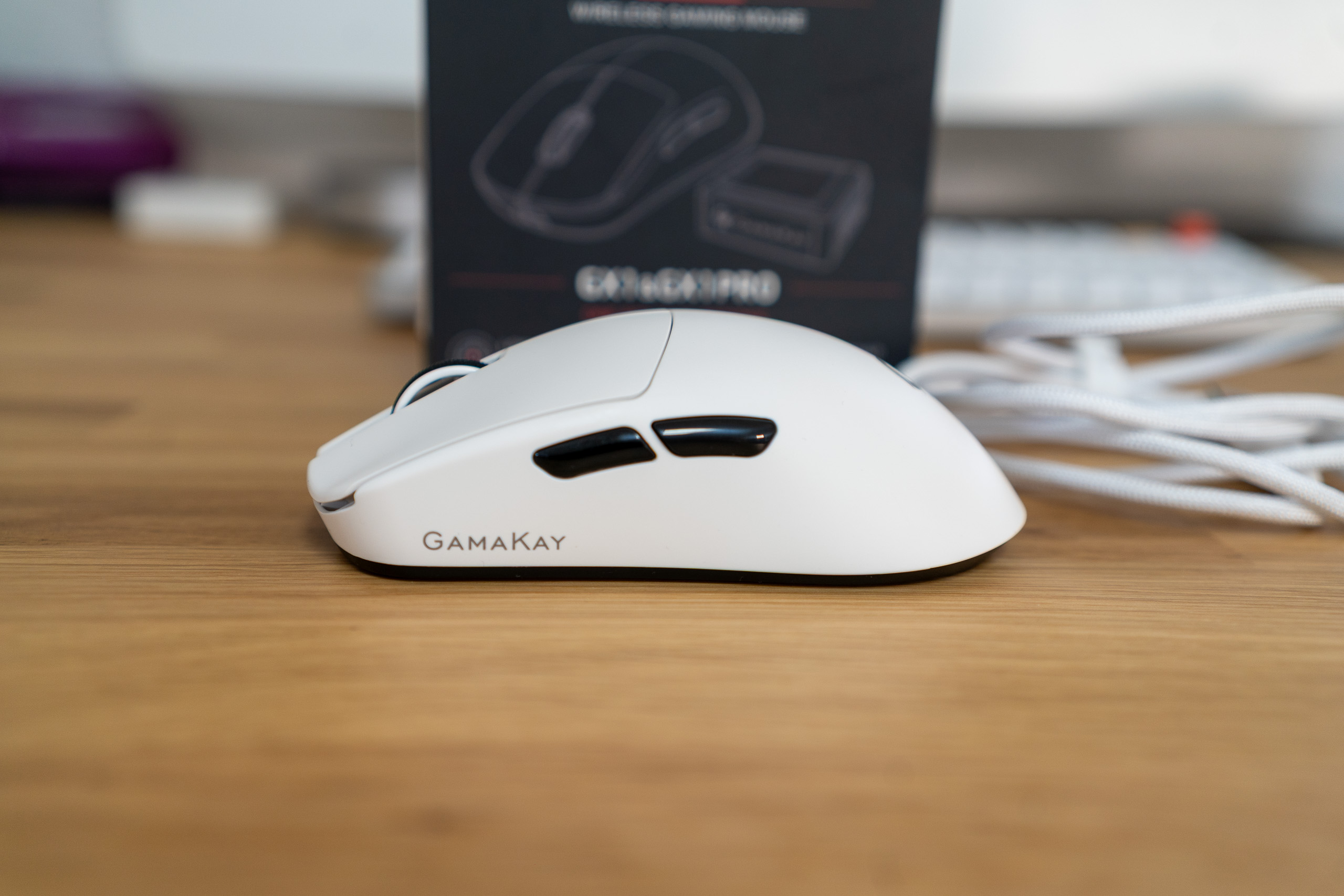 Akku tauschen statt Kabel suchen: Gamakay GX1 Pro Test Seitenprofil der Gamakay GX1 Pro mit den beiden Seitentasten