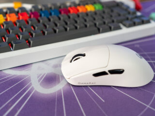 Gamakay GX1 Pro Test: die weiße Maus auf einem lila Deskmat vor einer Tastatur