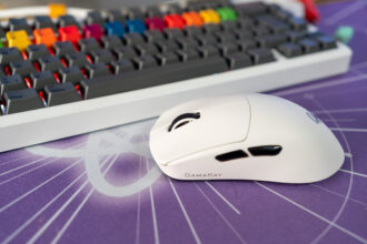 Gamakay GX1 Pro Test: die weiße Maus auf einem lila Deskmat vor einer Tastatur