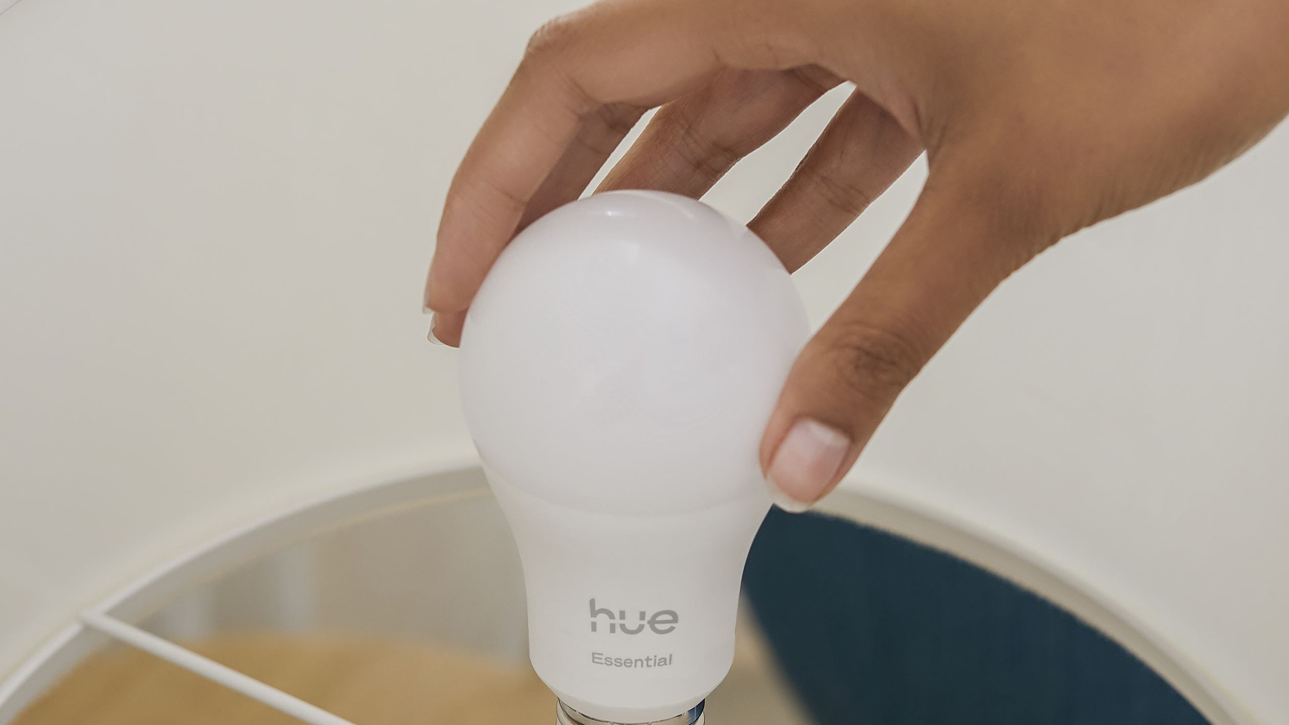 Hue Adaptive Lighting ohne Bridge funktioniert, Zigbee parallel nicht Eine Hue Essential E27 wird in eine Tischleuchte geschraubt, die Thread-Generation bekommt Adaptive Lighting ohne Bridge