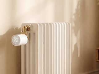 Meross Heizkörperthermostat MTS155 mit Matter over Thread an einem weißen Heizkörper