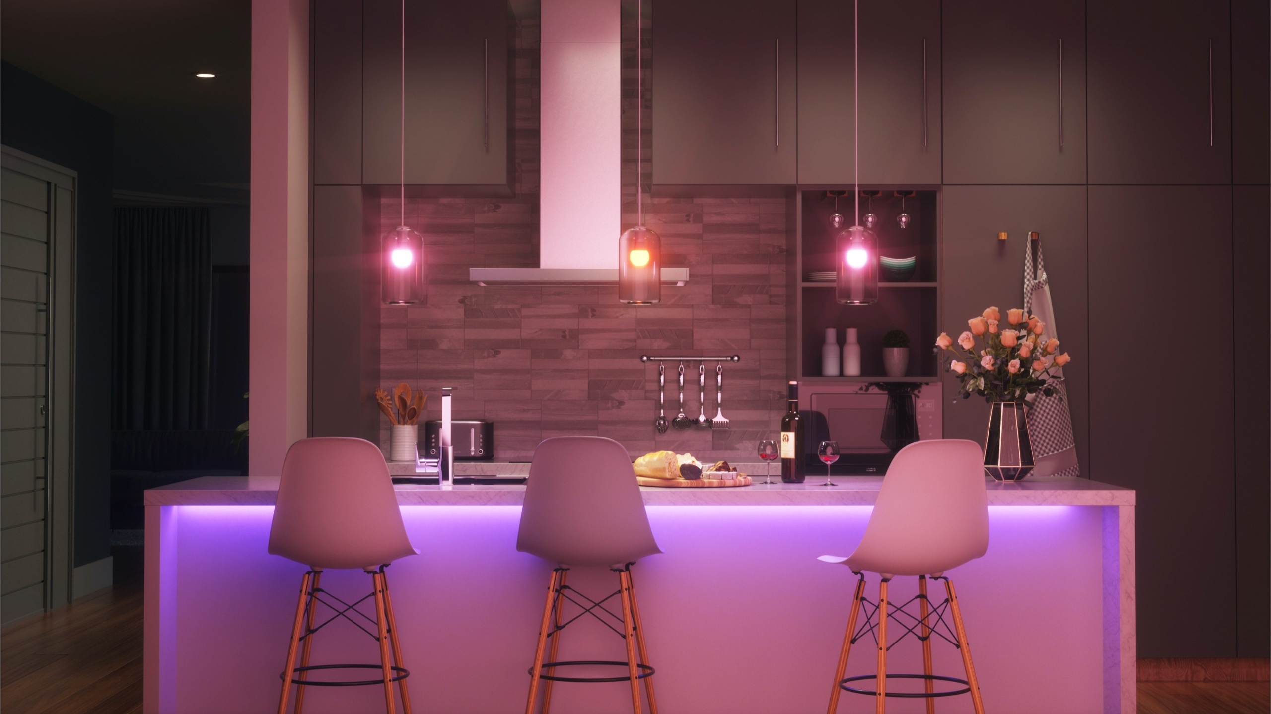 Nanoleaf Adaptive Lighting: Ist die Firmware 5.1.45 schon da? Nanoleaf Adaptive Lighting und Farblicht: Küche mit Pendelleuchten in Pink, Orange und Violett