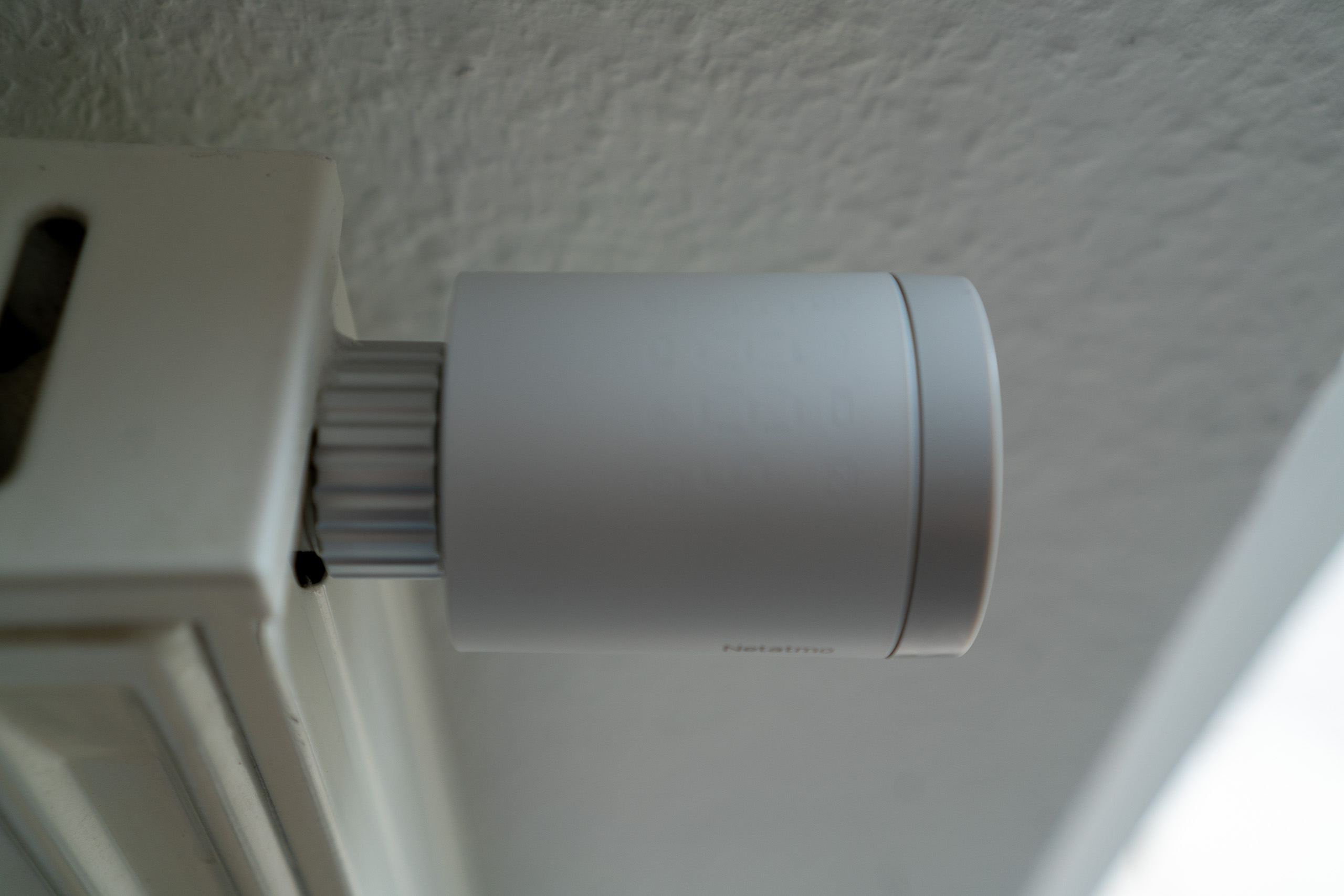 Netatmo Heizkörperthermostat Test: Endlich Matter, aber nur mit Hub Netatmo Heizkörperthermostat ORIGINAL am Rippenheizkörper in der Küche oben