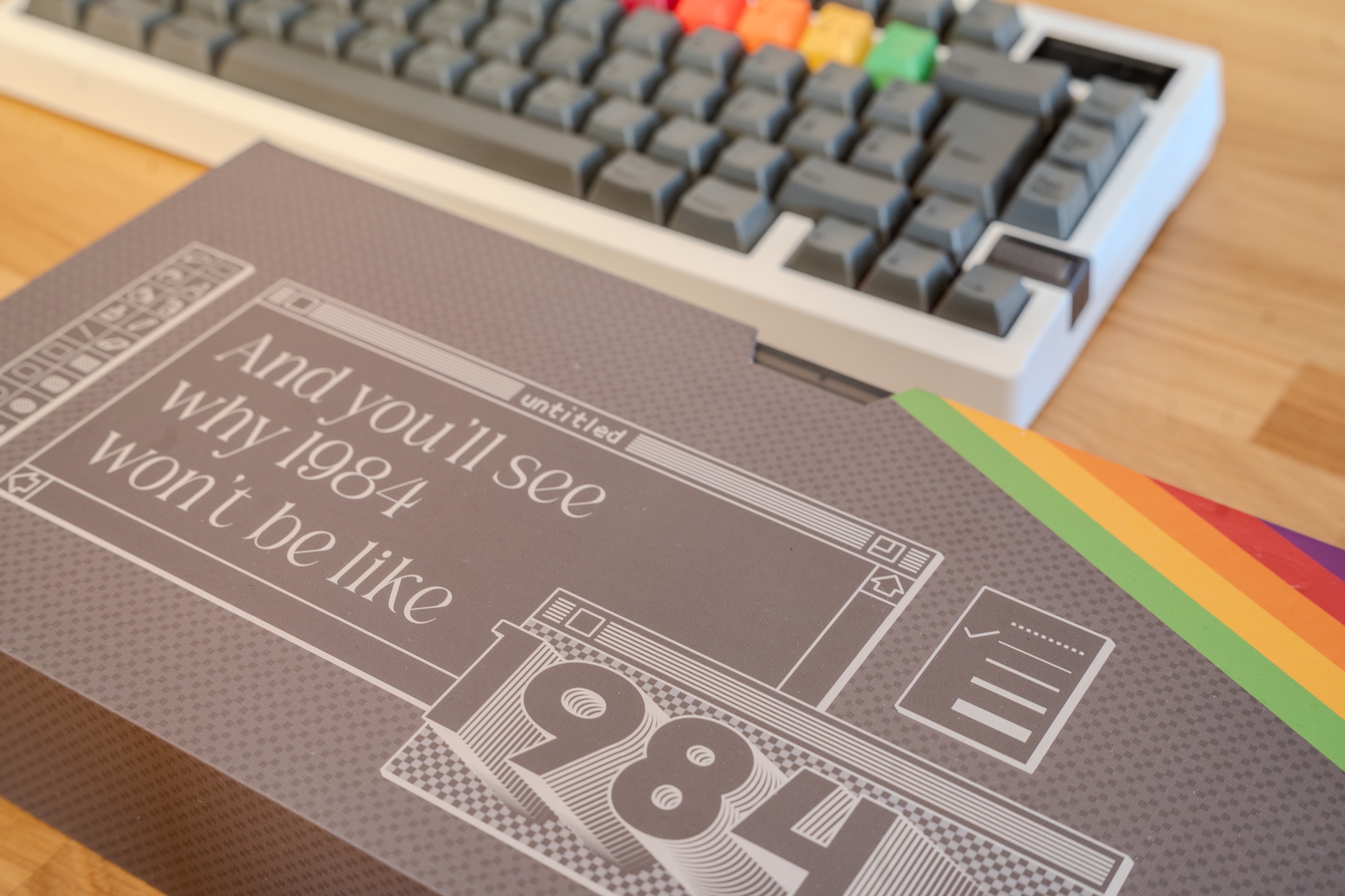 PBTfans 1984 Dark Box mit MacPaint-Fenster und Regenbogen-Streifen vor der Zoom75 TIGA