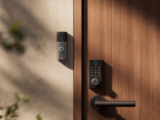 Ring Smart Lock an einer Haustür, daneben eine Ring-Türklingel (Bild: Amazon)