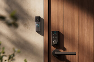 Ring Smart Lock an einer Haustür, daneben eine Ring-Türklingel (Bild: Amazon)