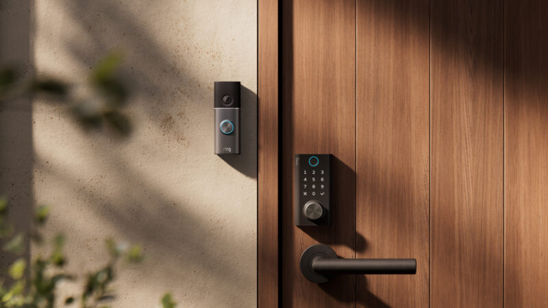 Ring Smart Lock an einer Haustür, daneben eine Ring-Türklingel (Bild: Amazon)