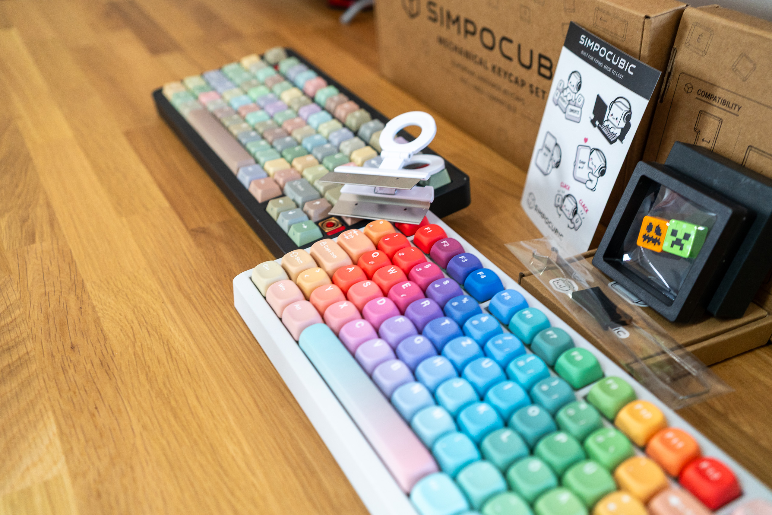 SIMPOCUBIC Rhapsody MOA und Morandi V2 auf zwei Tastaturen, dazwischen der QuadPull und die Minecraft-Artisans