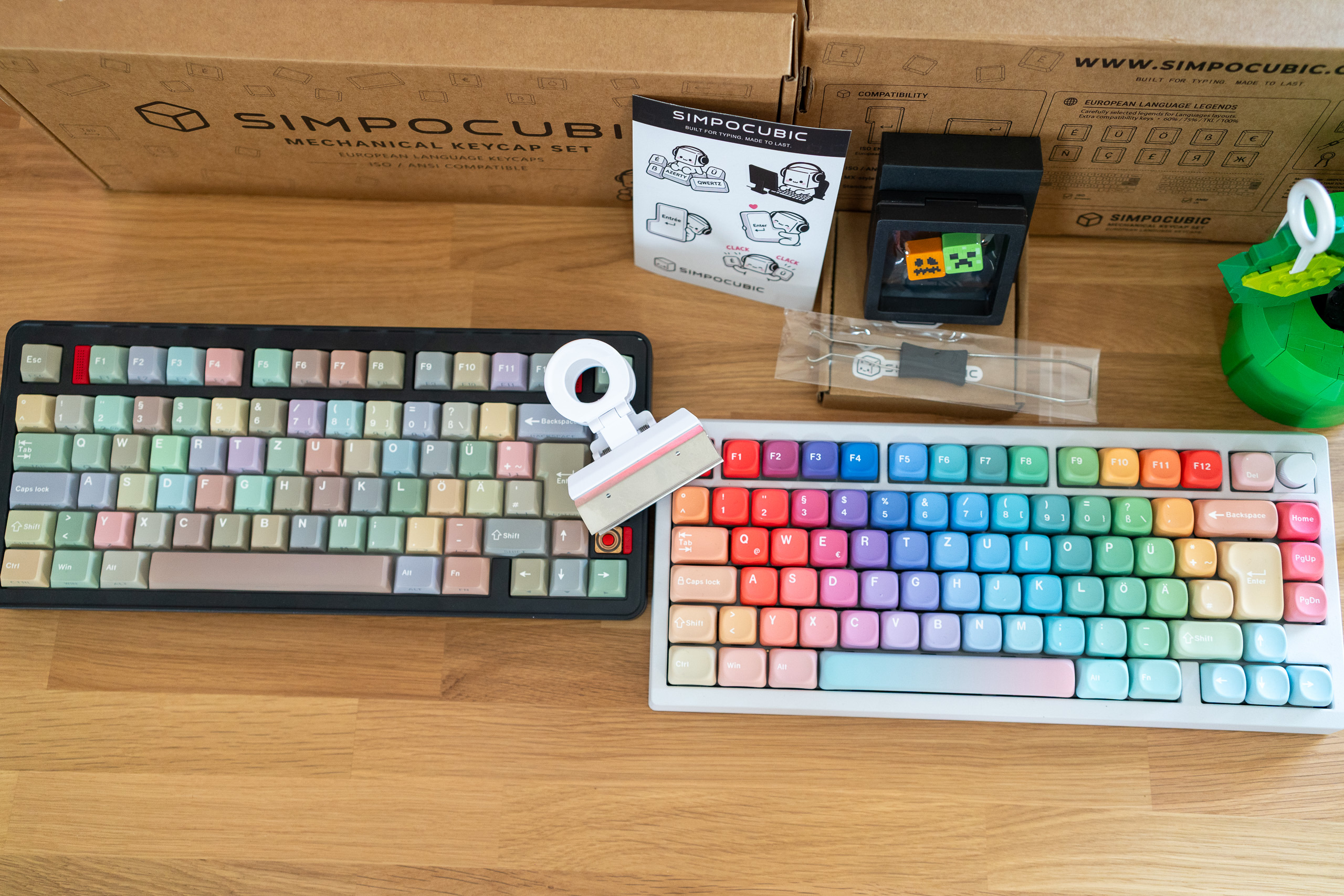 SIMPOCUBIC-Karton mit Aufdruck European Language Keycaps, ISO und ANSI compatible