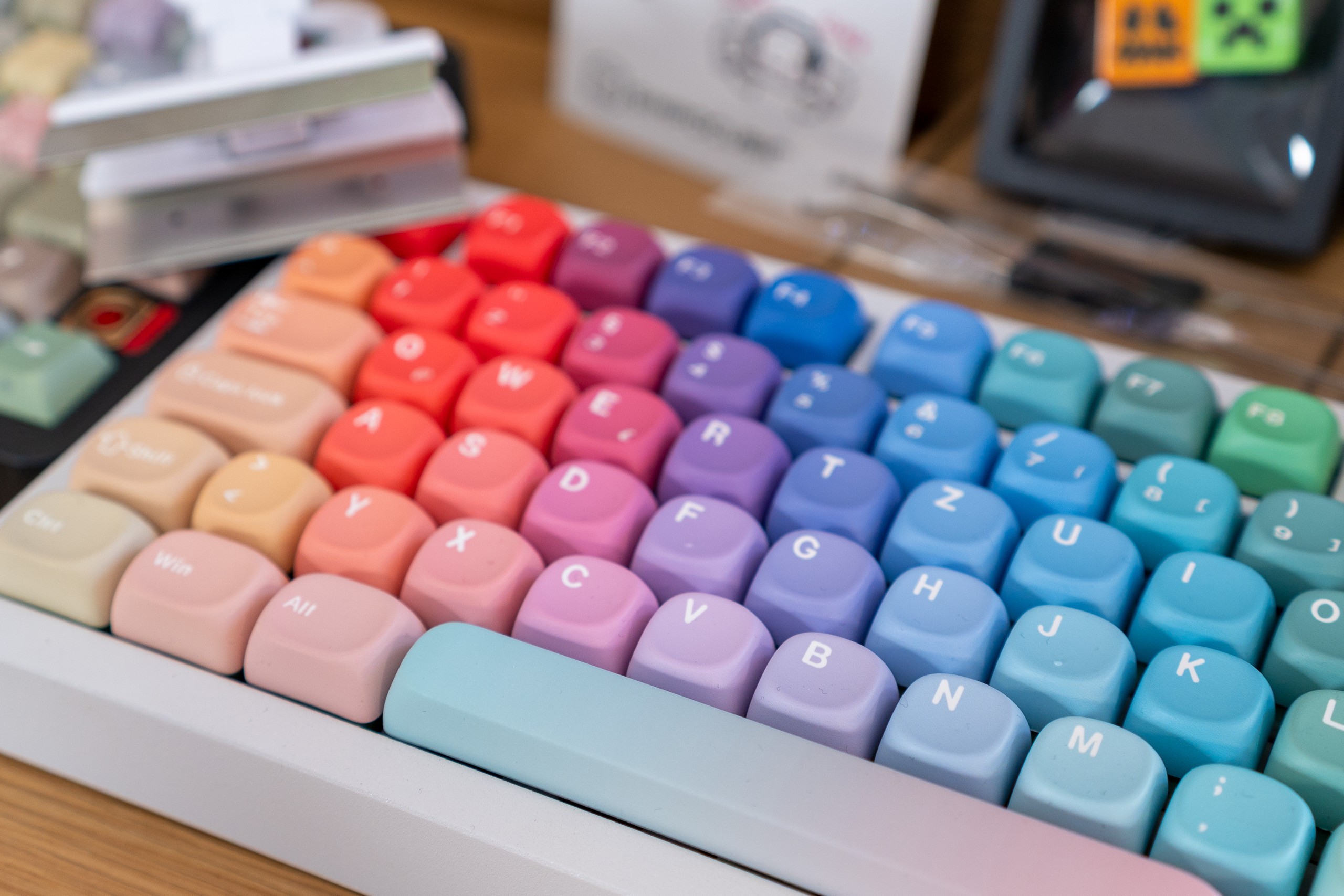 MOA Keycaps im Makro: die gerundeten Kuppen des SIMPOCUBIC Rhapsody auf der Zoom75