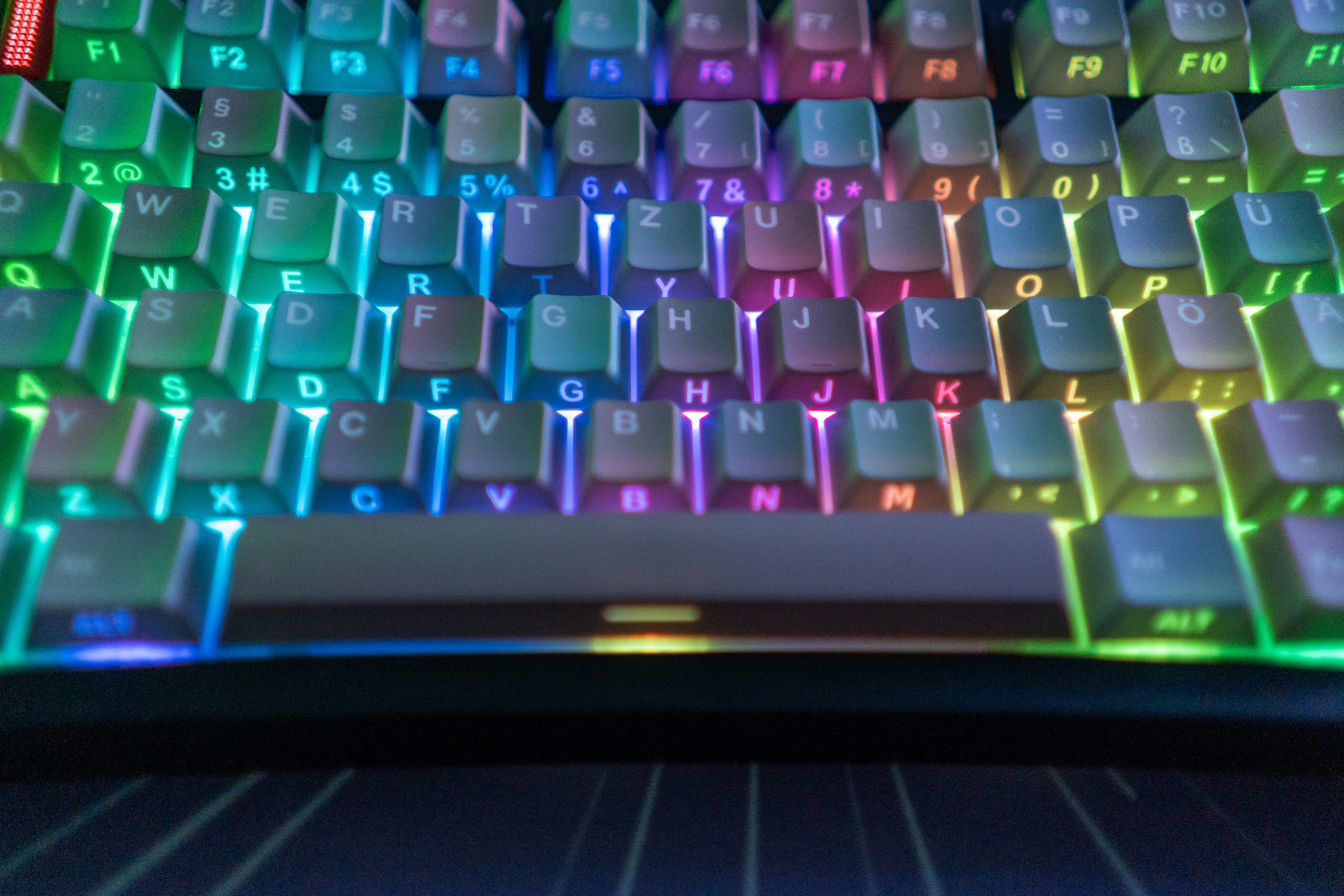Frontansicht des Morandi V2 mit RGB: die seitlichen Legenden in Regenbogenfarben