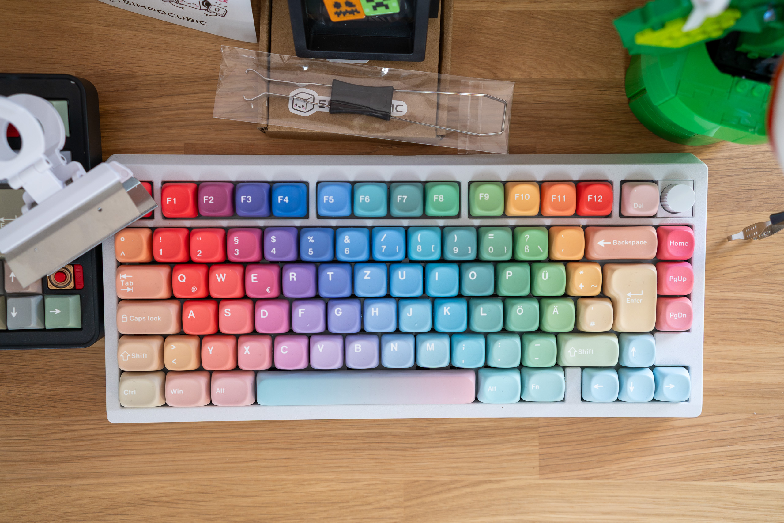 ISO-DE Keycaps auf der Zoom75: SIMPOCUBIC Rhapsody MOA komplett, Regenbogen-Verlauf und ISO-Enter
