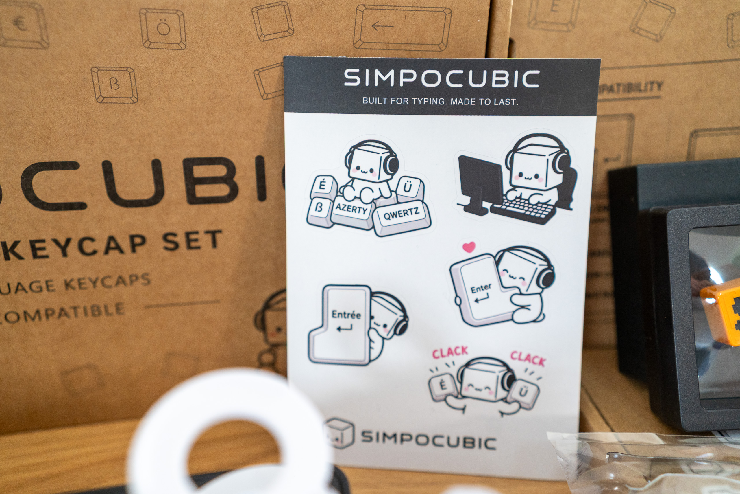 Beilagezettel von SIMPOCUBIC mit Sticker-Bogen und dem Spruch Built for typing, made to last