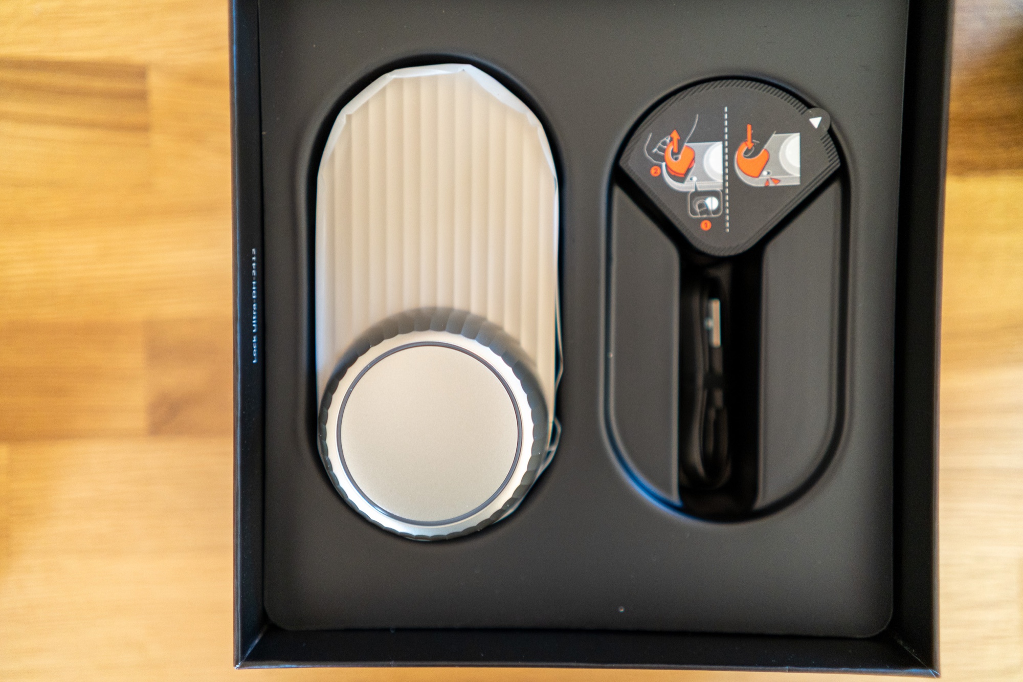 SwitchBot Lock Ultra Max im geöffneten Karton: Schloss, Magnet mit Anleitung und Ladekabel