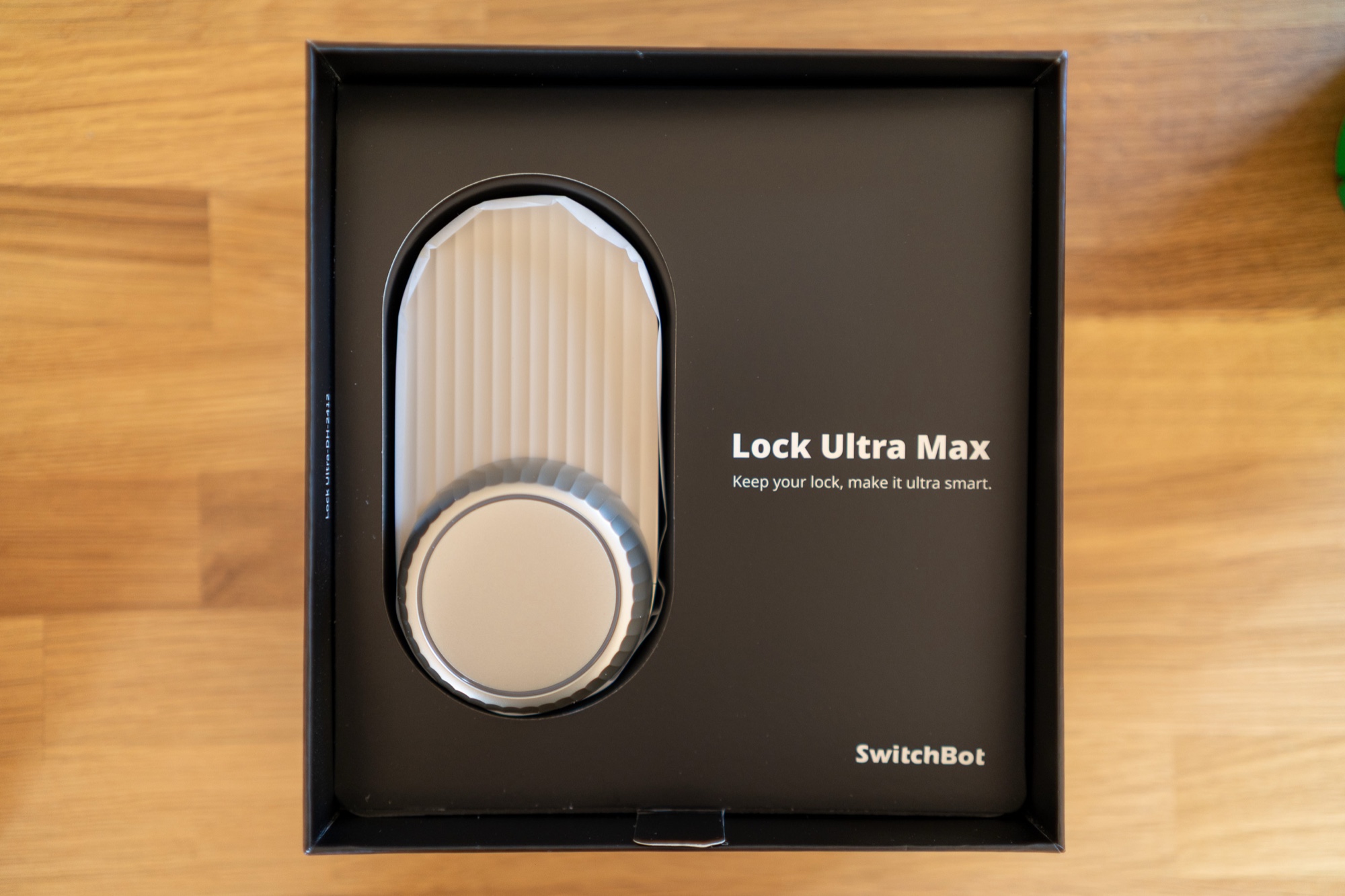 Geöffnete Verpackung des SwitchBot Lock Ultra Max mit dem Schloss und dem Schriftzug „Keep your lock, make it ultra smart“