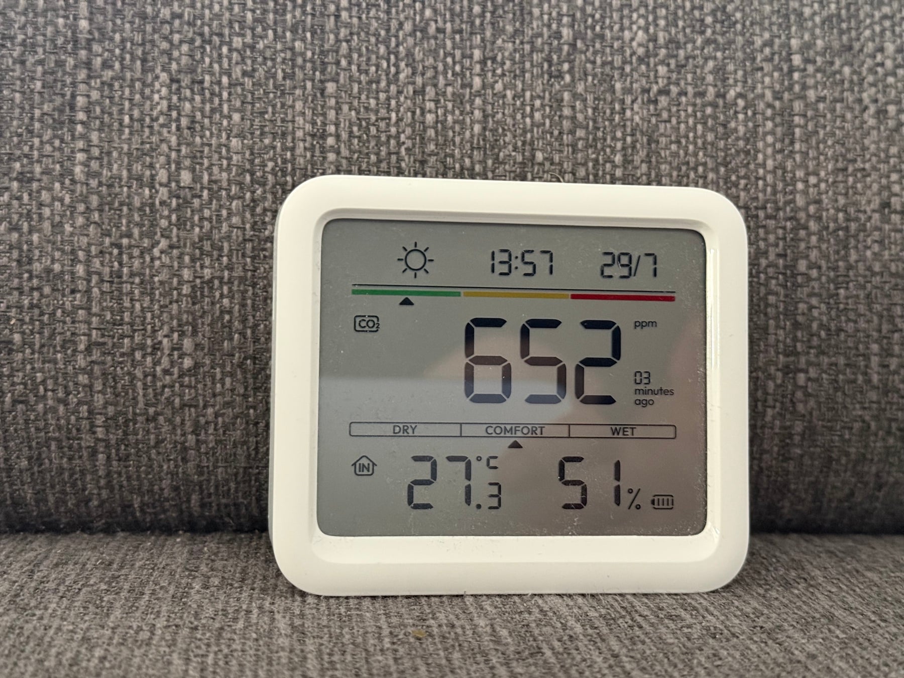 SwitchBot Meter Pro CO2 Test: Der Sensor, der einen sanft zum Lüften erzieht SwitchBot Meter Pro CO2 Test: Display mit 652 ppm, 27,3 Grad und 51 Prozent Luftfeuchte