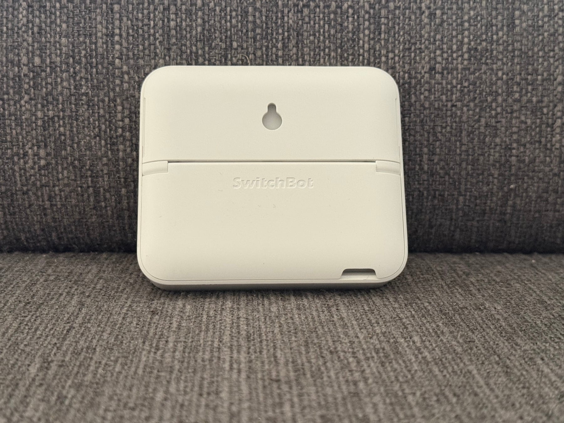 SwitchBot Meter Pro CO2 Test: Der Sensor, der einen sanft zum Lüften erzieht Rückseite des SwitchBot Meter Pro CO2 mit Aufhängung, Standfuß und USB-C-Anschluss