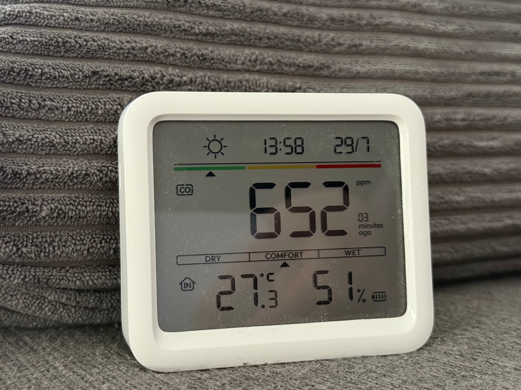 SwitchBot Meter Pro CO2 Test: Der Sensor, der einen sanft zum Lüften erzieht SwitchBot Meter Pro CO2 schräg von vorn mit CO2-Wert, Farbleiste und Komfortanzeige
